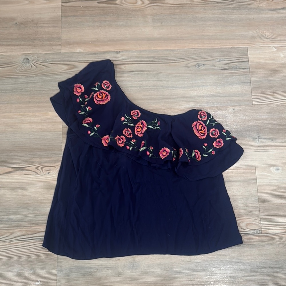 One shoulder top